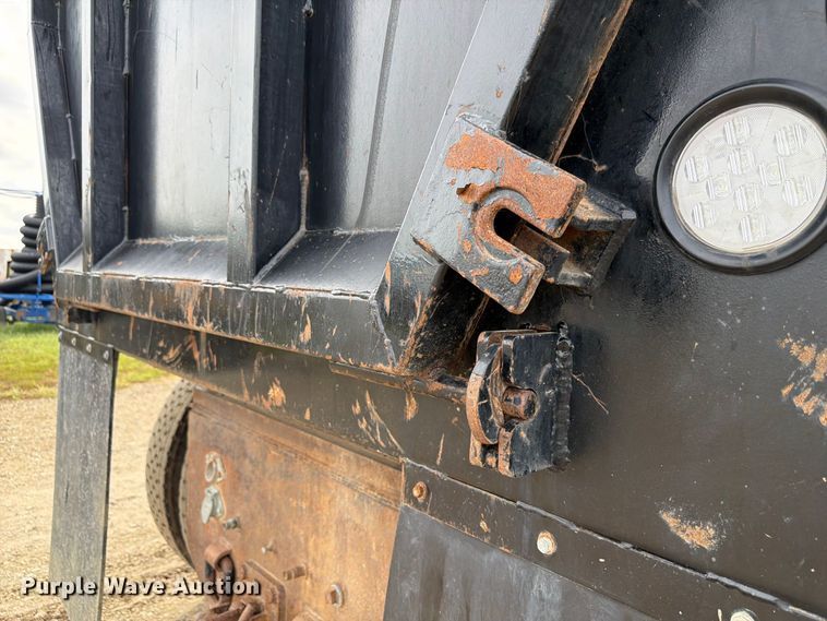 image for item FP3090 2006 Mack CHN613 dump truck