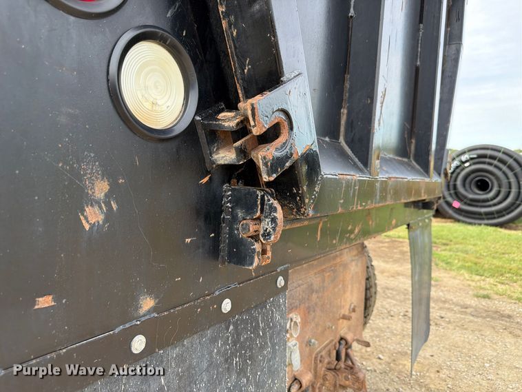image for item FP3090 2006 Mack CHN613 dump truck