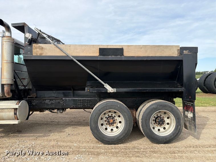 image for item FP3090 2006 Mack CHN613 dump truck