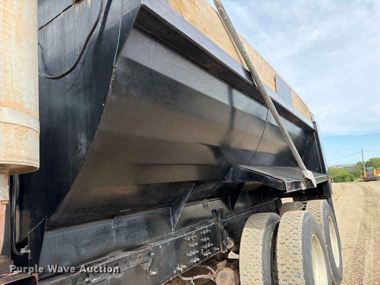 image for item FP3090 2006 Mack CHN613 dump truck