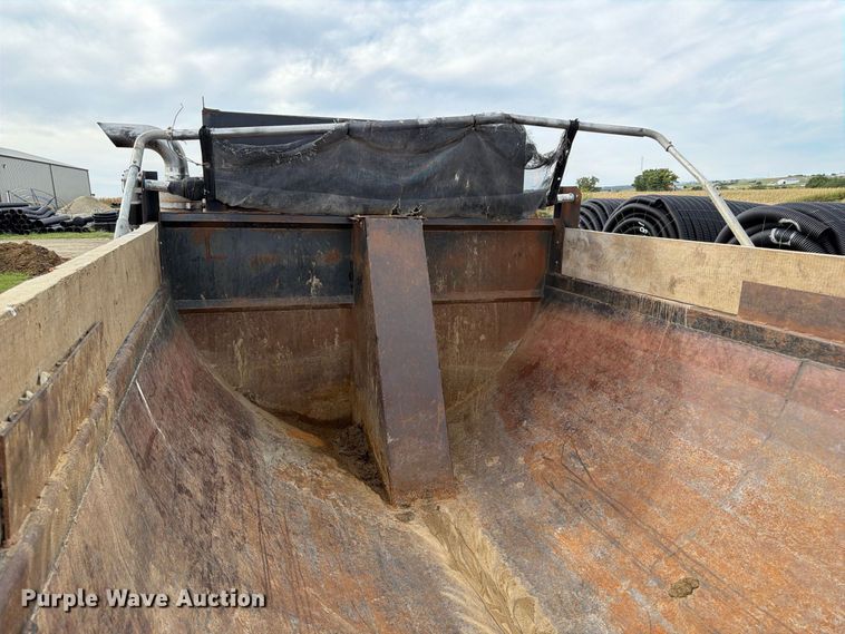 image for item FP3090 2006 Mack CHN613 dump truck