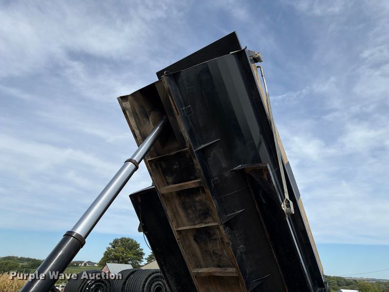 image for item FP3090 2006 Mack CHN613 dump truck