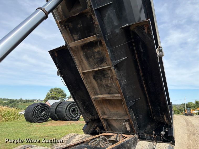 image for item FP3090 2006 Mack CHN613 dump truck