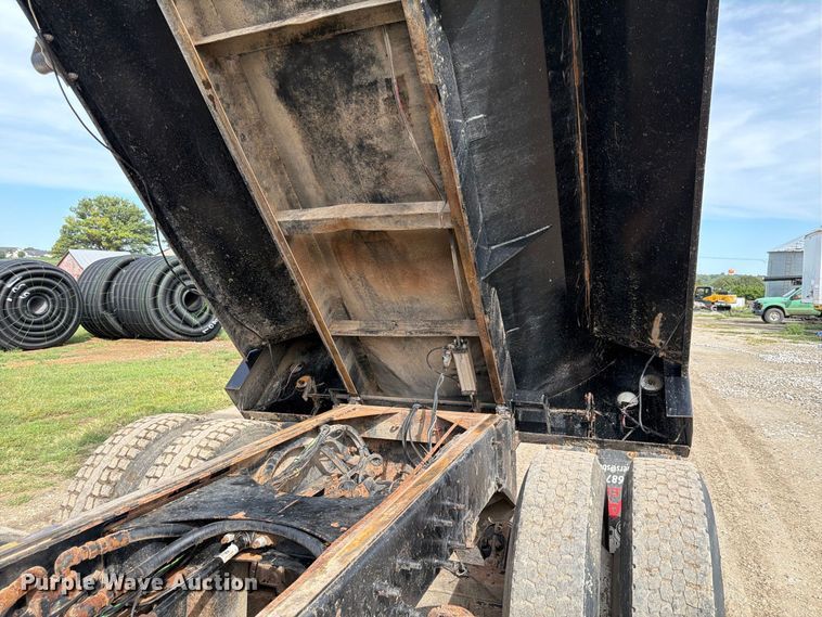 image for item FP3090 2006 Mack CHN613 dump truck