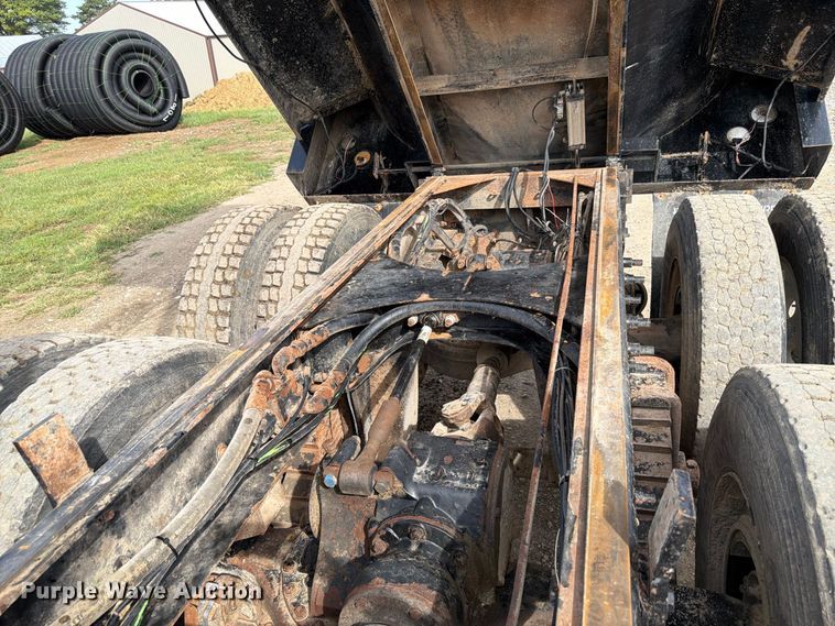 image for item FP3090 2006 Mack CHN613 dump truck