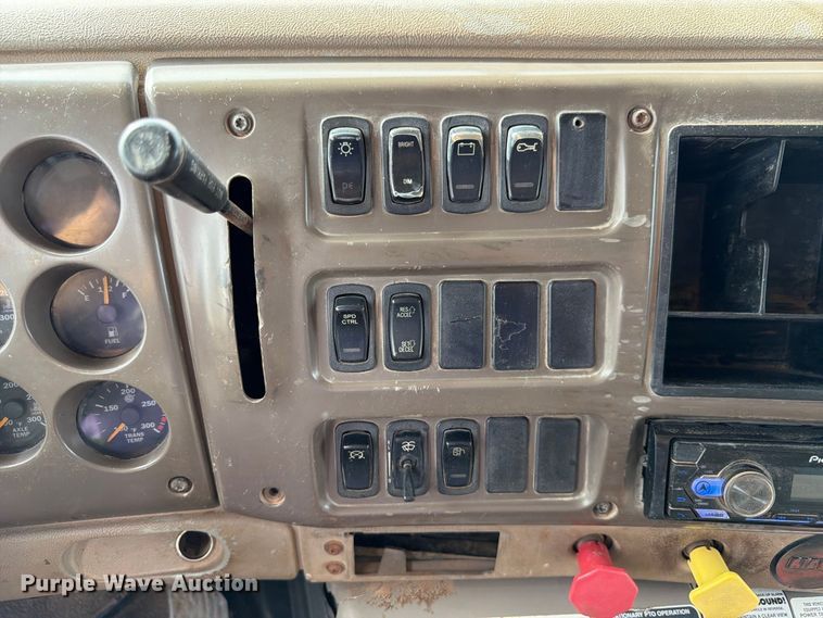 image for item FP3090 2006 Mack CHN613 dump truck
