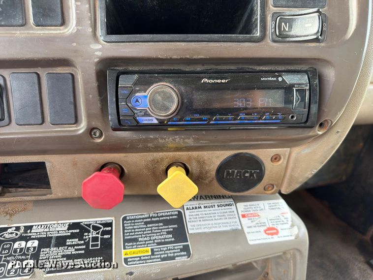 image for item FP3090 2006 Mack CHN613 dump truck