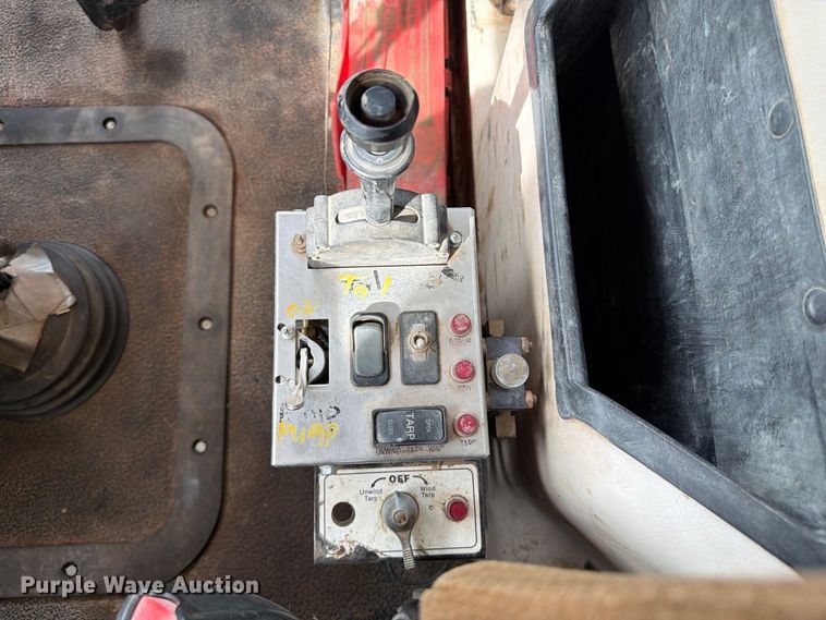 image for item FP3090 2006 Mack CHN613 dump truck