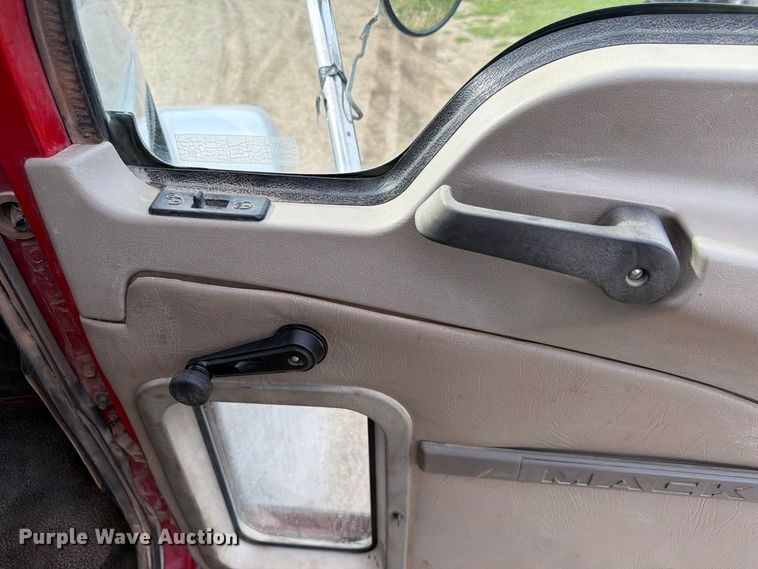 image for item FP3090 2006 Mack CHN613 dump truck