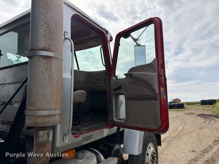image for item FP3090 2006 Mack CHN613 dump truck