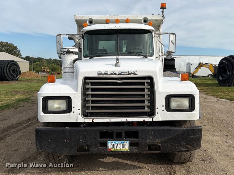 image for item FP3091 1999 Mack RD688S dump truck