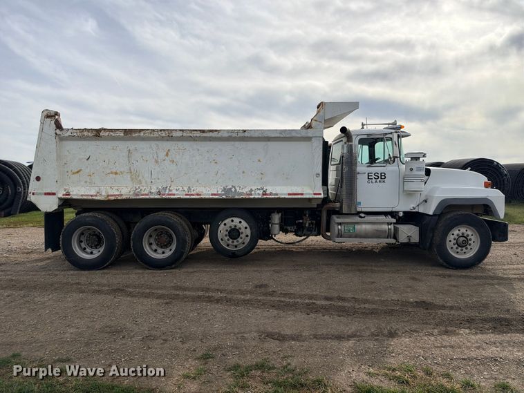 image for item FP3091 1999 Mack RD688S dump truck