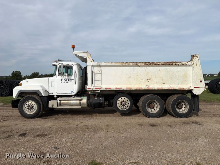 image for item FP3091 1999 Mack RD688S dump truck