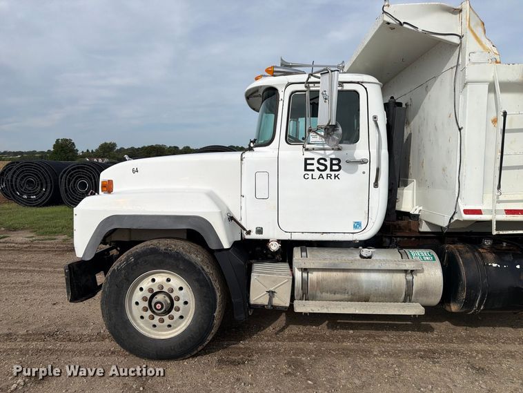 image for item FP3091 1999 Mack RD688S dump truck