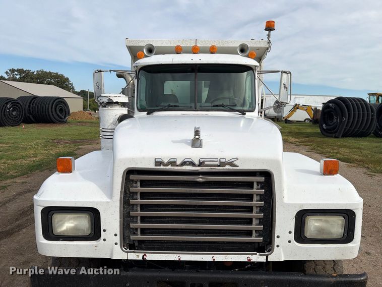 image for item FP3091 1999 Mack RD688S dump truck