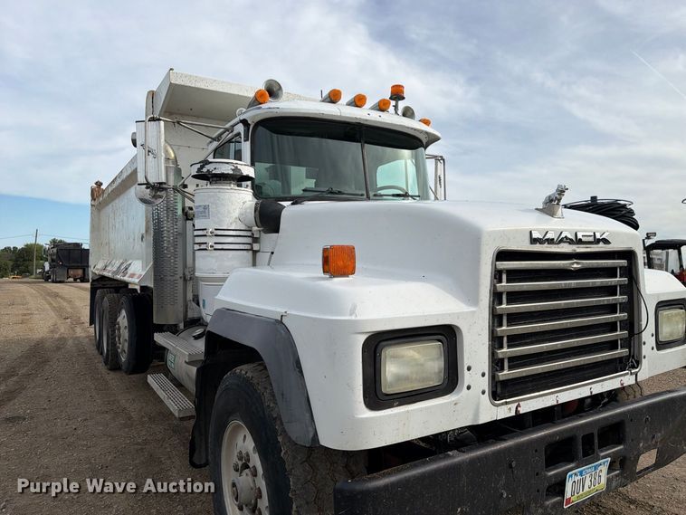 image for item FP3091 1999 Mack RD688S dump truck