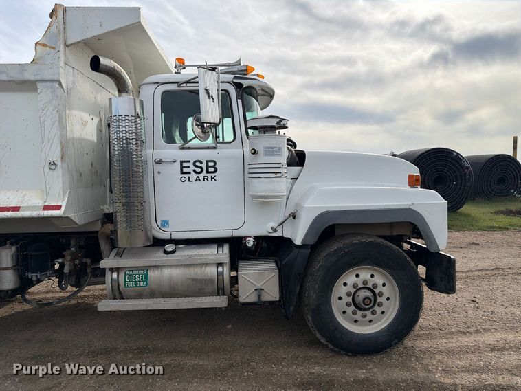 image for item FP3091 1999 Mack RD688S dump truck