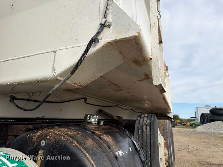 image for item FP3091 1999 Mack RD688S dump truck