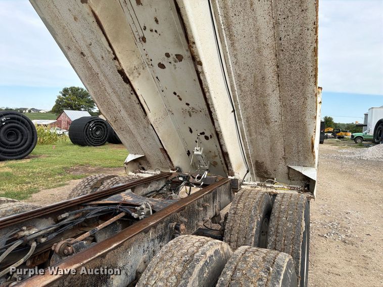 image for item FP3091 1999 Mack RD688S dump truck