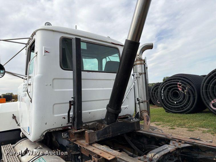 image for item FP3091 1999 Mack RD688S dump truck