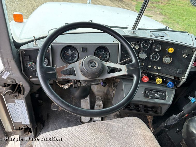 image for item FP3091 1999 Mack RD688S dump truck