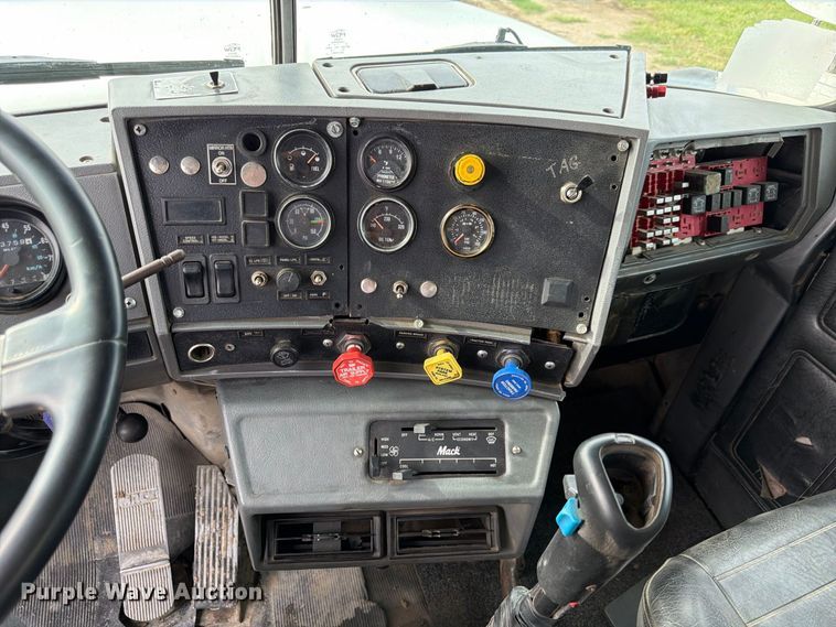 image for item FP3091 1999 Mack RD688S dump truck