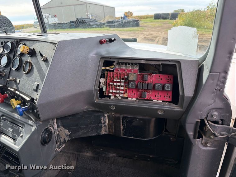 image for item FP3091 1999 Mack RD688S dump truck