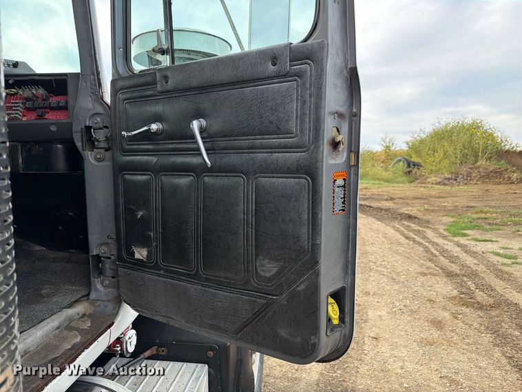 image for item FP3091 1999 Mack RD688S dump truck