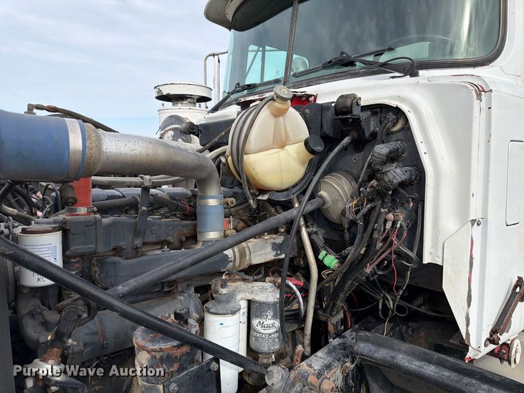 image for item FP3091 1999 Mack RD688S dump truck