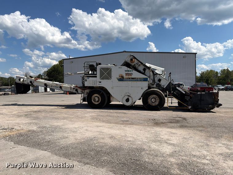 image for item FT6230 Roadtec SB-2500C material transfer vehicle