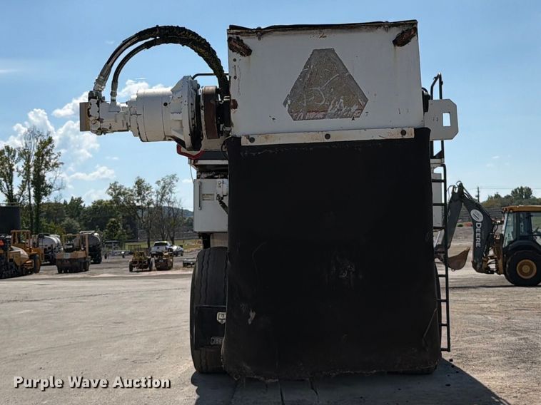 image for item FT6230 Roadtec SB-2500C material transfer vehicle