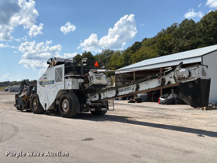 image for item FT6230 Roadtec SB-2500C material transfer vehicle