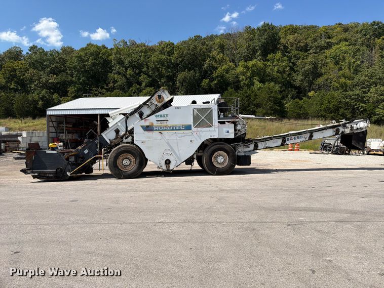 image for item FT6230 Roadtec SB-2500C material transfer vehicle