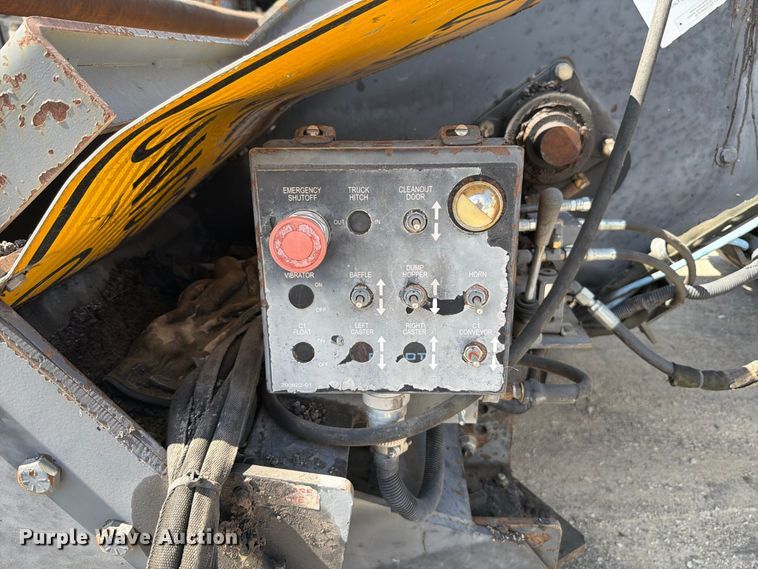 image for item FT6230 Roadtec SB-2500C material transfer vehicle