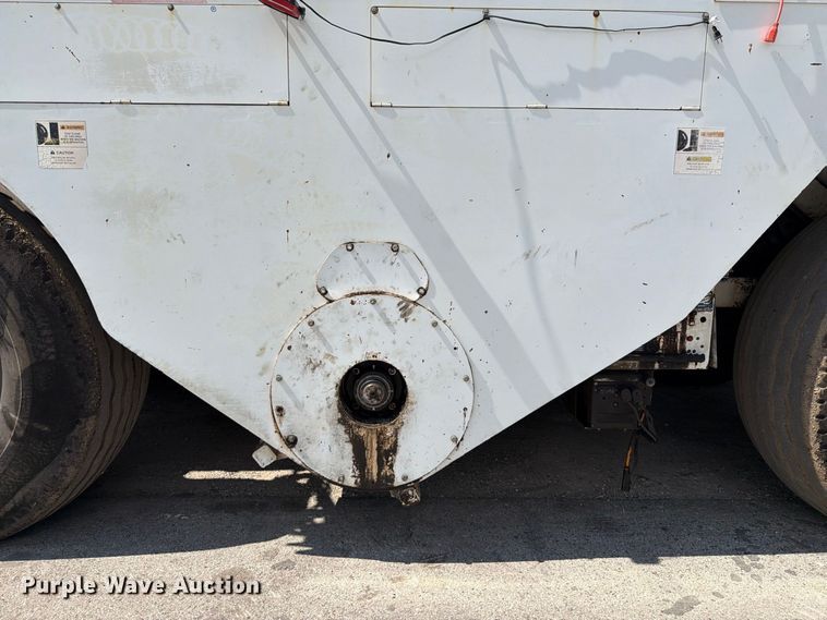 image for item FT6230 Roadtec SB-2500C material transfer vehicle