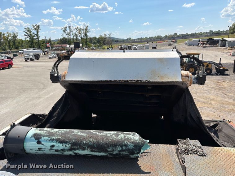 image for item FT6230 Roadtec SB-2500C material transfer vehicle