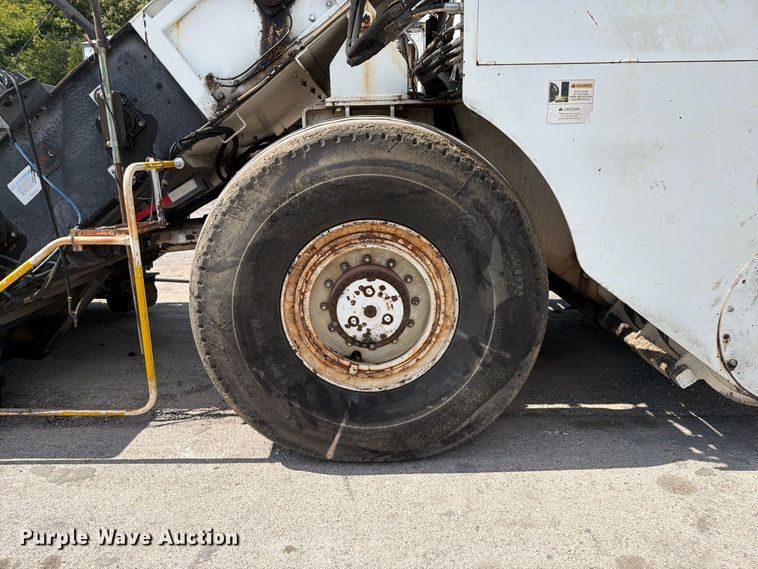 image for item FT6230 Roadtec SB-2500C material transfer vehicle