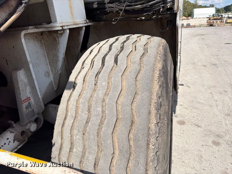 image for item FT6230 Roadtec SB-2500C material transfer vehicle