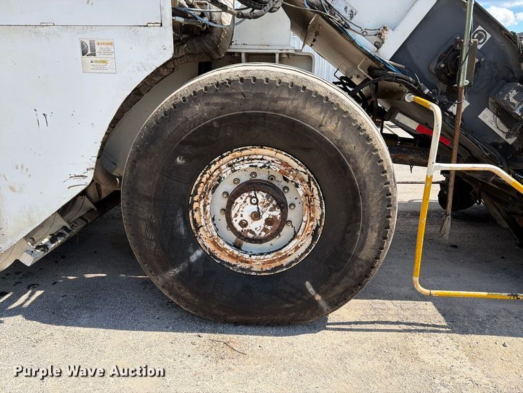 image for item FT6230 Roadtec SB-2500C material transfer vehicle
