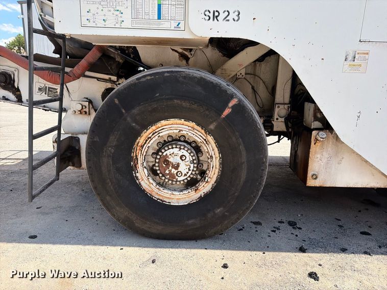 image for item FT6230 Roadtec SB-2500C material transfer vehicle