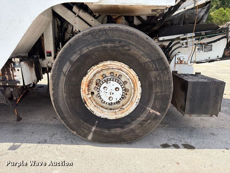 image for item FT6230 Roadtec SB-2500C material transfer vehicle