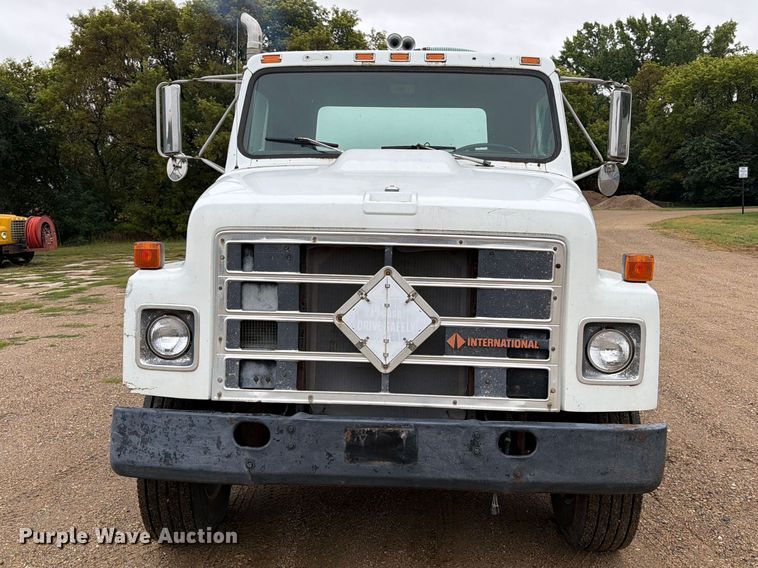 image for item FT6714 1989 International 2375 vacuum truck