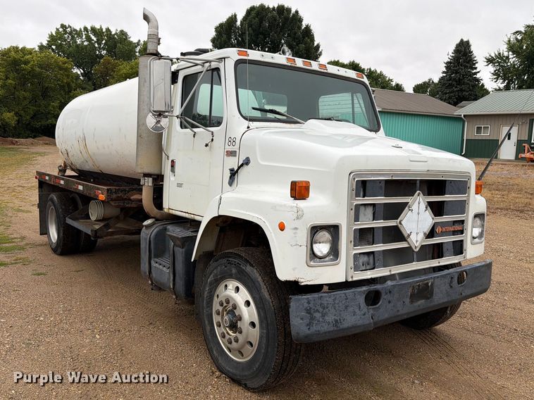 image for item FT6714 1989 International 2375 vacuum truck