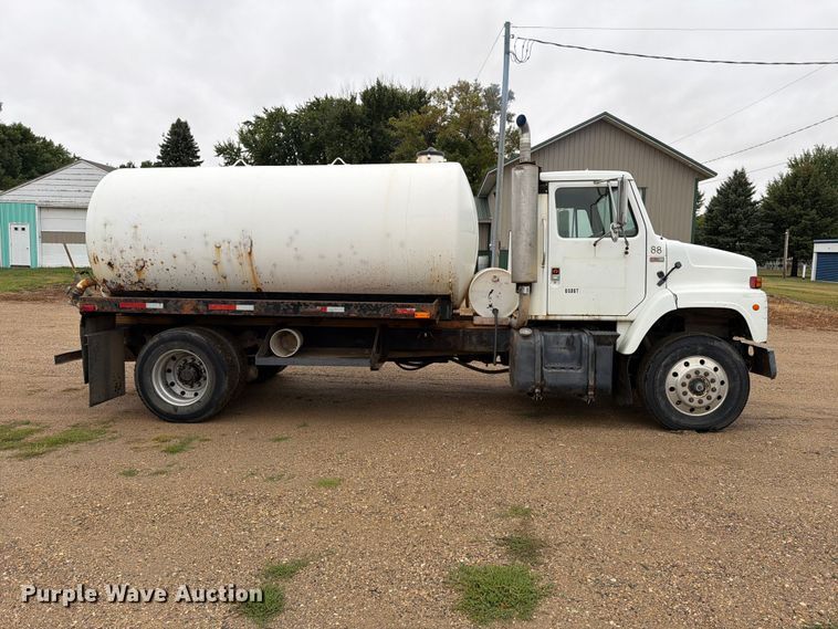 image for item FT6714 1989 International 2375 vacuum truck