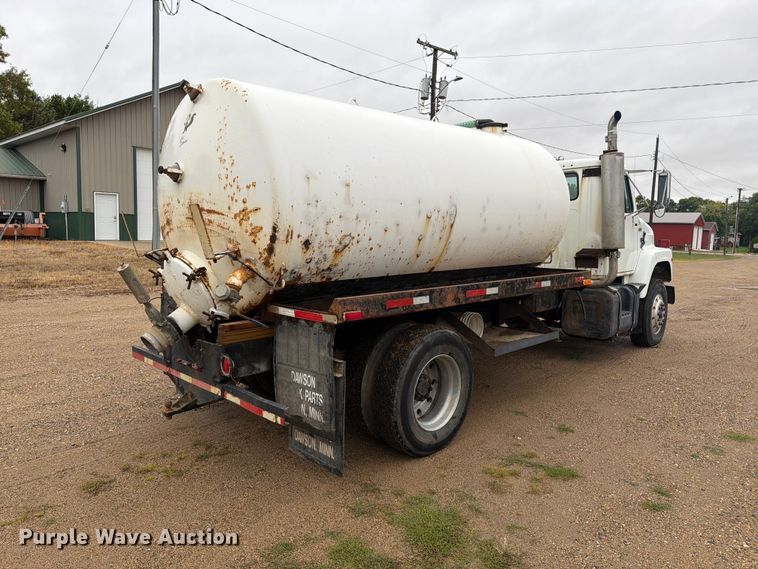 image for item FT6714 1989 International 2375 vacuum truck