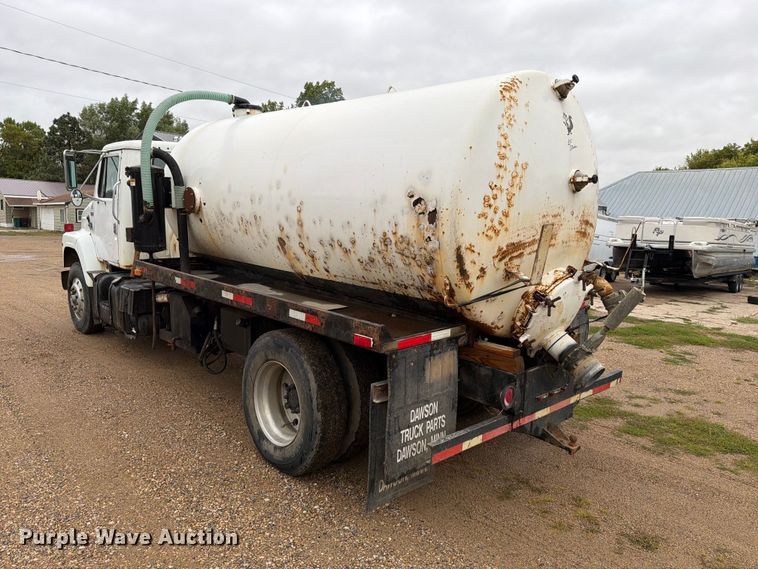 image for item FT6714 1989 International 2375 vacuum truck