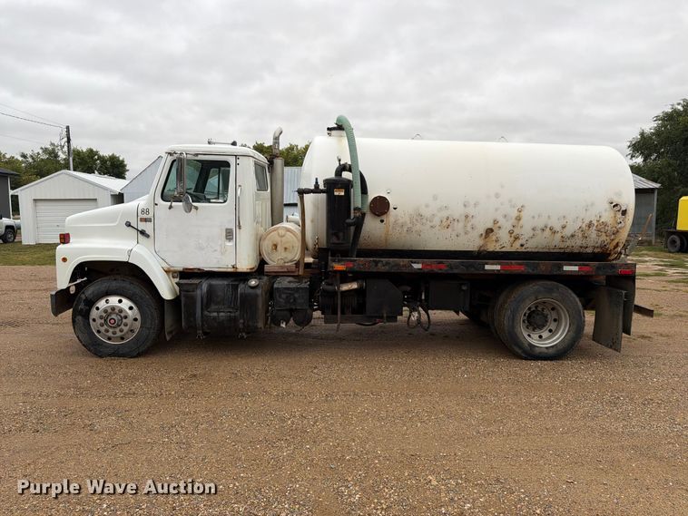 image for item FT6714 1989 International 2375 vacuum truck