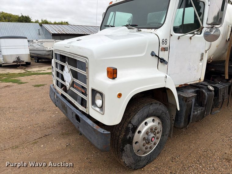 image for item FT6714 1989 International 2375 vacuum truck