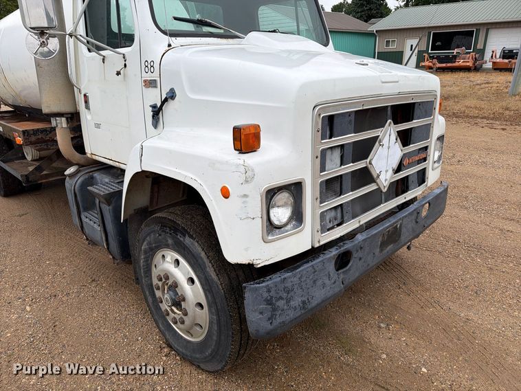 image for item FT6714 1989 International 2375 vacuum truck
