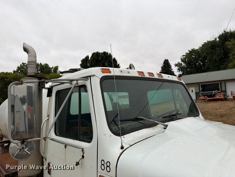 image for item FT6714 1989 International 2375 vacuum truck
